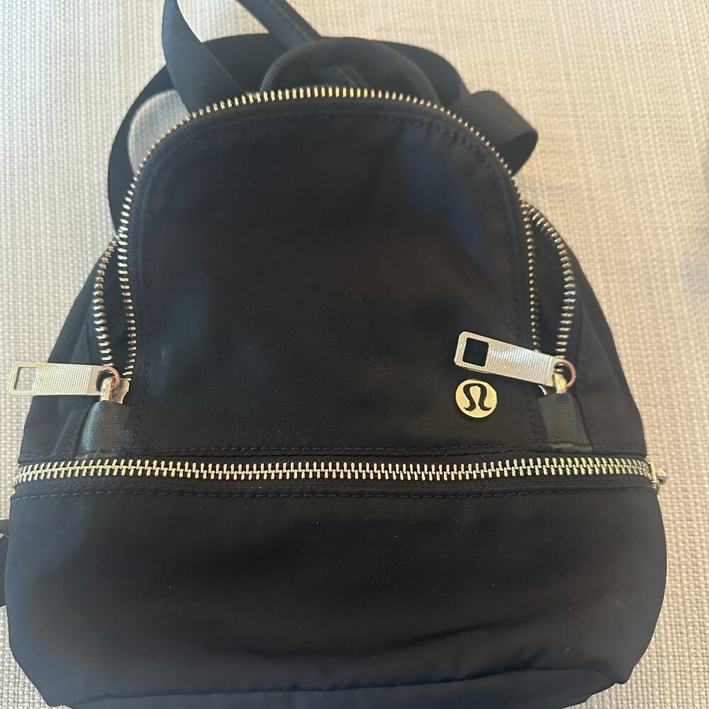 LuLu Lemon Crossbody/backpack strap bag